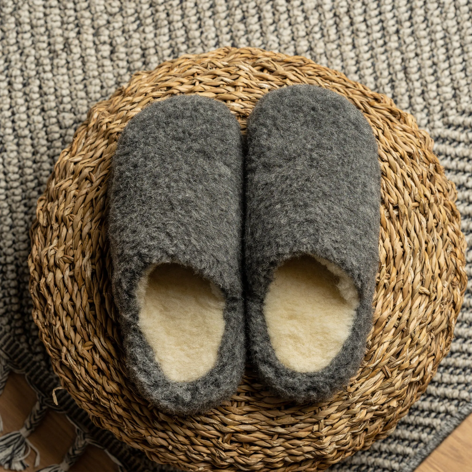 MENIQUE Fleece Slippers Dark Gray