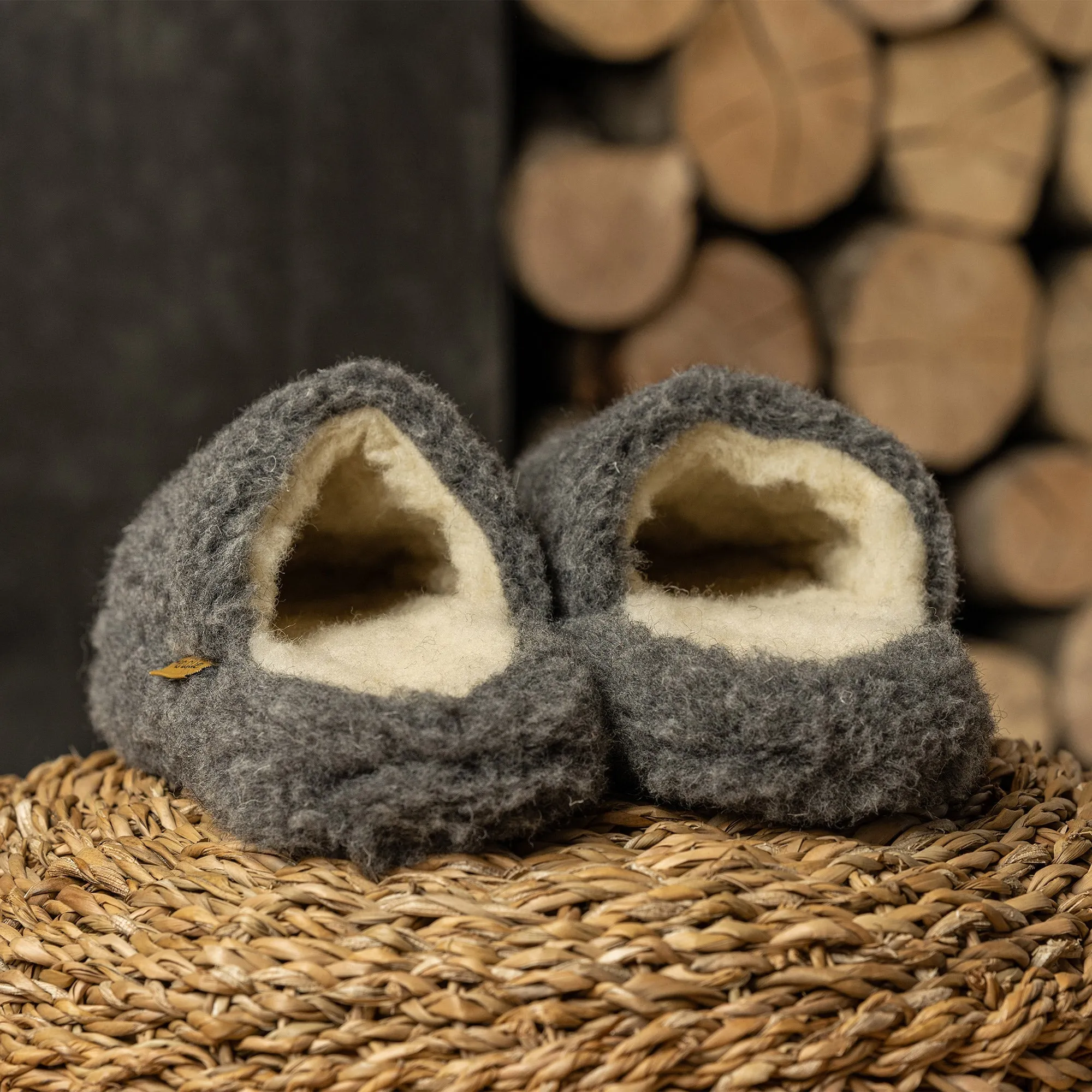 MENIQUE Fleece Slippers Dark Gray