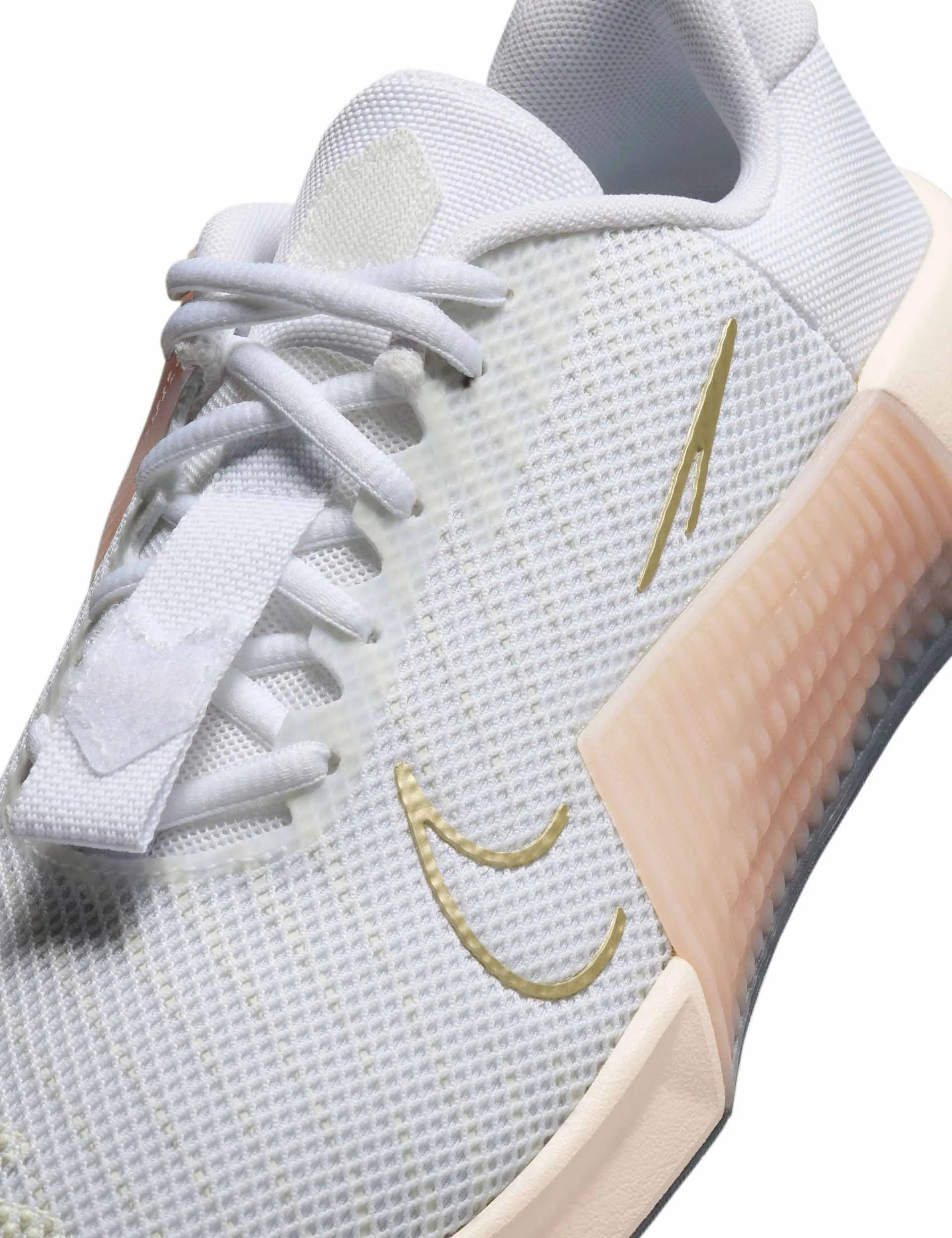 Metcon 9 Shoes - White/Metallic Gold Grain/Sanddrift